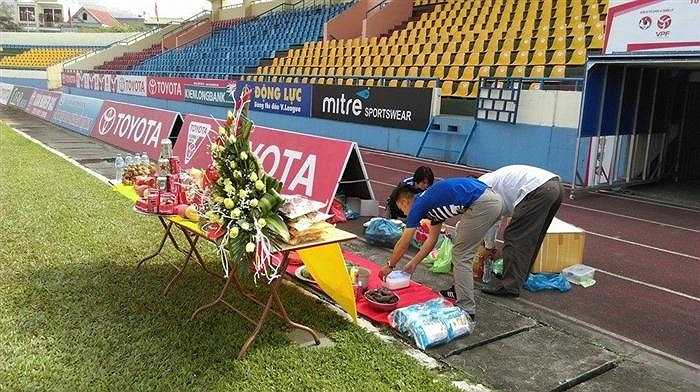 Các CĐV đất Mở chuẩn bị đầy đủ lễ lạt, hoa quả, với hi vọng Than Quảng Ninh sẽ gặp may mắn trong trận đấu chiều nay trước Sanna Khánh Hòa, qua đó áp sát ngôi đầu...