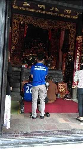 Sau đó, các CĐV Quảng Ninh đến chùa làm lễ cầu may...