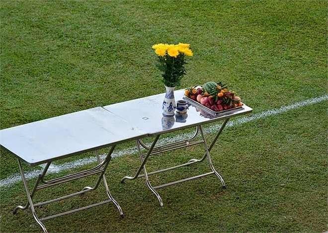 Ngay sau khi HAGL và Than Quảng Ninh hoàn thành buổi tập vào chiều 30/11, lãnh đạo đội bóng phố Núi đã bày hoa, quả cúng sân Pleiku với mong muốn tìm được may mắn. 