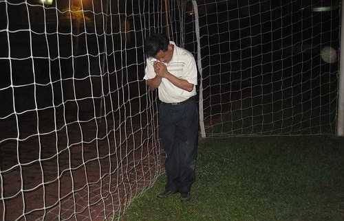 Khi CLB Hòa Phát Hà Nội còn tồn tại, GĐĐH của CLB này lúc bấy giờ là ông Vũ Hạng đã nghe thầy cúng phán là phải thắp hương và hóa vàng mã lúc trời tối trên sân của đội khách và hậu quả là ông này đã bị bảo vệ sân giữ lại và phải giải thích mãi mới được tha.