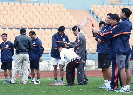 SHB.Đà Nẵng thường xuyên tổ chức lễ mở sân hàng năm hoành tráng.Thời điểm đầu mùa V-League 2009, khi chân sút Almeida mới hồi phục ca mổ gối, chống nạng lên sân nhìn đồng đội tập luyện. Thấy hình ảnh ấy, một vị lãnh đạo đội Đà Nẵng mắng chân sút người Brazil một trận té tát rồi bắt vứt cây nạng ra khỏi sân.