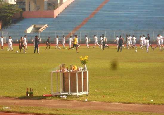 Nhiều CĐV bực mình cho rằng CLB đối xử có phần tệ bạc chân sút từng hai mùa đạt danh hiệu Vua phá lưới. Song vị quan chức trên cho rằng việc Almeida chống nạng đến sân ở ngày đầu tập trung sẽ mang đến vận đen, chấn thương cho đội bóng.