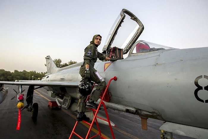 Nữ phi công trẻ Pakistan leo lên chiến đấu cơ F-7PG