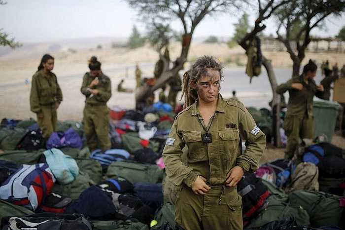 Những nữ chiến binh Israel sau khi hoàn thành cuộc diễu hành trên sa mạc Negev