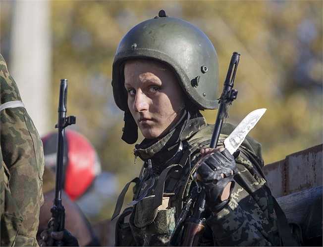 Nữ dân quân Cộng hoà nhân nhân Donetsk trên xe tải chuẩn bị nhận nhiệm vụ ở sân bay quốc tế Sergey Prokofiev