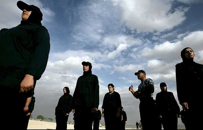 Các thành viên lực lượng an ninh Palestine lắng nghe chỉ huy