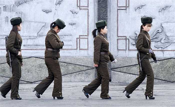 Nữ binh lính Triều Tiên đi bộ dọc theo bờ sông Yalu, gần thị trấn Sinuiju