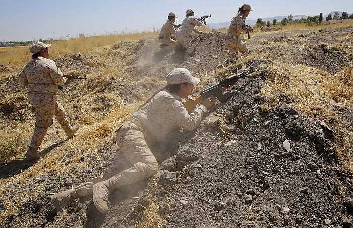Các nữ chiến binh Peshmerga người Kurd diễn tập chiến đấu