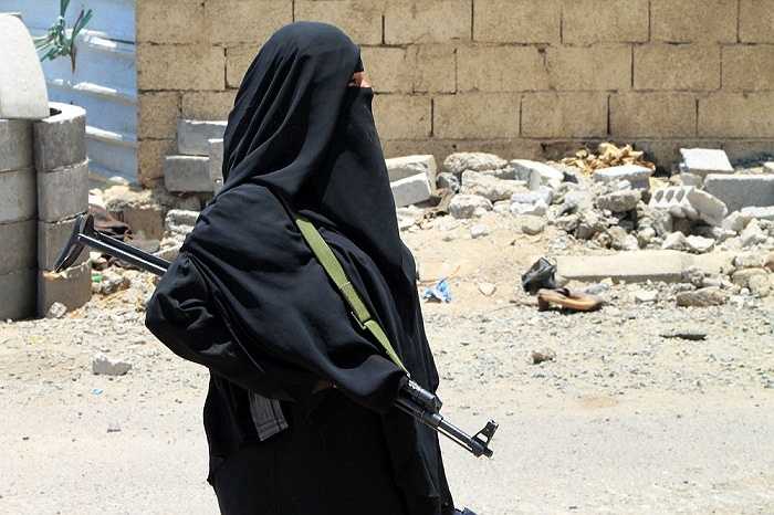 Người phụ nữ Yemen cầm súng ở thành phố cảng Dar Saad