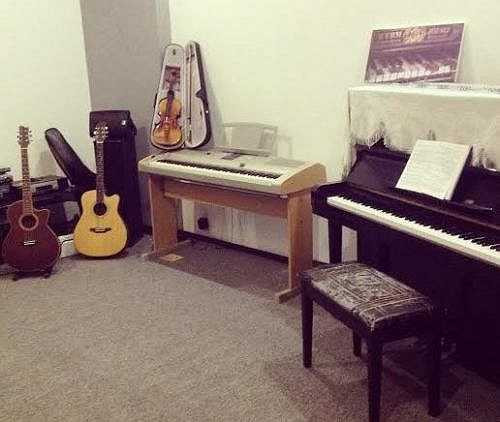 Phòng học nhạc của Uyên Thương. 