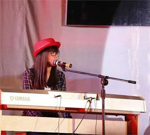 Không chỉ xinh đẹp, Uyên Thương từng có thành tích 9 năm liền học sinh giỏi, đạt giải B Cuộc thi Sắc màu tuổi trẻ, giải Nhì Hội thi Tiếng hát hoa phượng đỏ.