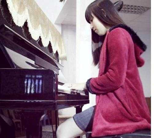 Sinh ra trong một gia đình có truyền thống nghệ thuật nên gia đình luôn ủng hộ và tạo điều kiện cho Uyên Thương tham gia các họat động.