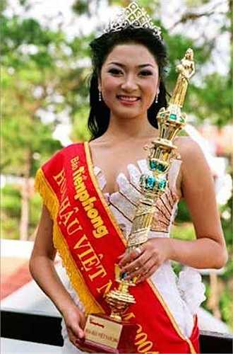 Nguyễn Thị Huyền lên ngôi tại cuộc thi Hoa hậu Việt Nam 2004 khi cô mới 19 tuổi.