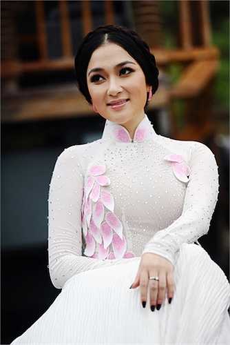 Hoa hậu Việt Nam 2004 gây ấn tượng trong nhiều shoot hình.