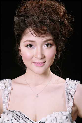 Nhiều năm sau khi đăng quang, gương mặt cô vẫn giữ được vẻ rạng ngời, trẻ trung.