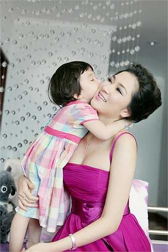 Sau khi sinh con, cô ngày càng đẹp mặn mà, mướt mắt.