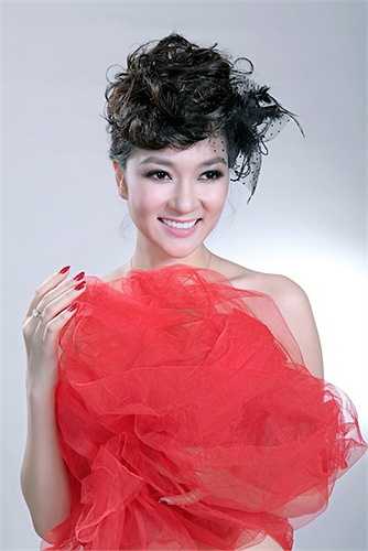 Nhiều người còn so sánh nhan sắc cô với ngôi sao xứ Hàn Lee Young Ae.