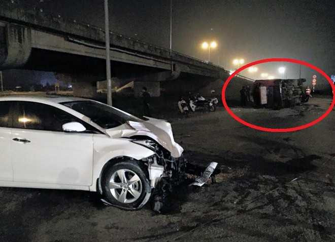 Xe khách lật nghiêng trượt dài trên cao tốc, hành khách la hét kêu cứu