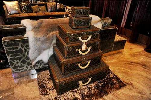 Những chiếc va ly hàng hiệu được anh sưu tầm, trang trí ngay phòng khách.