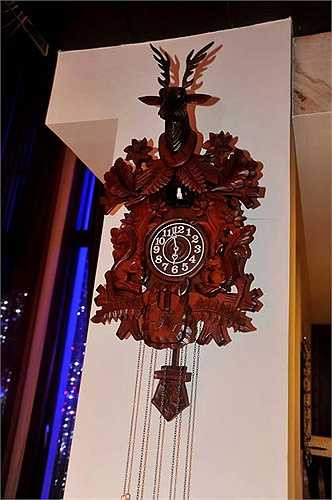 Đặc biệt, những chiếc đèn màu vàng trang trí bên trong ngôi nhà cũng mang lại cảm giác ấm cúng, dễ chịu. Sàn nhà được lót gạch màu vàng.