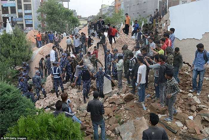 Tâm chấn nằm cách thủ đô Kathmandu của Nepal khoảng 50km về phía Tây Bắc khiến nhiều tòa nhà cổ kính có hàng trăm năm tuổi trở thành đống đổ nát.