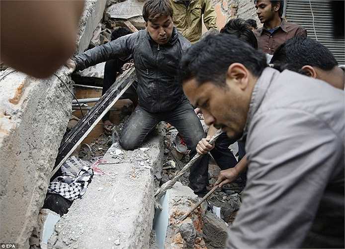 Kênh CNN mô tả quang cảnh đường phố Kathmandu rất hỗn loạn, cư dân hoảng sợ túm tụm ngoài trời vì sợ dư chấn có thể khiến nhiều tòa nhà tại đây sập xuống.