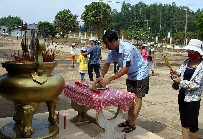 Những ngày này, các phương tiện đưa người ra Phú Quốc đều quá tải. Rất nhiều cựu chiến binh muốn tìm lại ký ức kinh hoàng chưa bao giờ nguôi ngoai. Người dân cả nước cũng ra đảo tưởng niệm các tù binh xấu số.