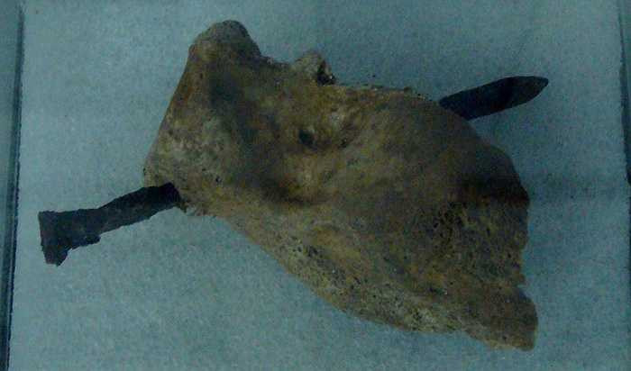 Đây là vật chứng tố cáo sự tàn ác ghê rợn của bọn cai ngục, cũng như chế độ ngụy quyền. Hầu như chiến sĩ cộng sản kiên gan nào cũng đều phải trải qua màn tra tấn bằng đóng đinh vào người.