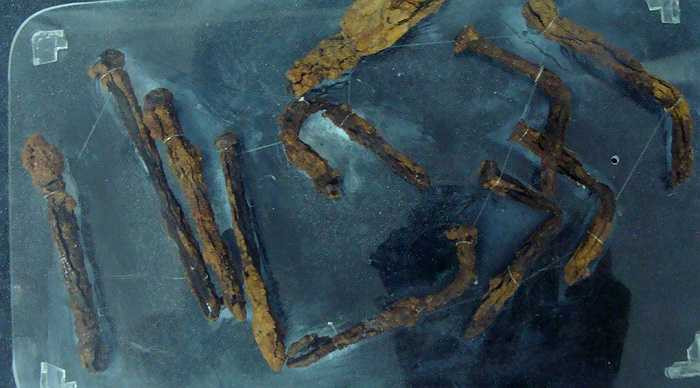 Những chiếc đinh dùng để đóng vào xương thịt tù nhân, thu lượm được trong các cuộc khai quật hài cốt tập thể tại di tích nhà tù Phú Quốc.