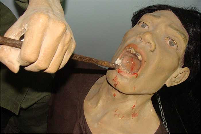 Màn tra tấn đục răng quá khủng khiếp. Chúng dùng đục sắt kê vào răng, rồi dùng vồ đập mạnh cho răng bắn ra. Nhiều khi chúng bắt tù nhân giữ đục, còn chúng nhẩn nha dùng vồ gõ. Cứ gõ một cái, thì một chiếc răng văng ra ngoài.