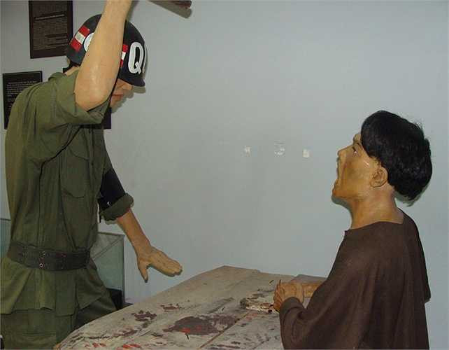 Ban ác ôn của nhà tù Phú Quốc thường xuyên dùng màn tra tấn đóng đinh vào các ngón tay để bắt đầu cho một cuộc tra khảo. Những chiếc đinh 3m cùng búa là thứ đặt trên mặt bàn trong lúc làm việc.