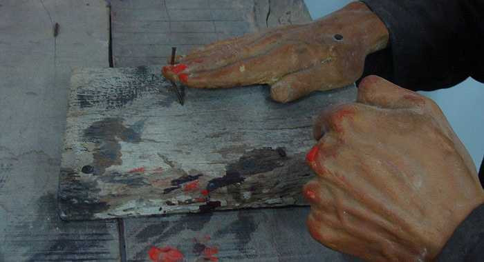 Hai tên sẽ giữ tay tù binh cố định trên mặt bàn, còn một tên làm nhiệm vụ tra khảo thì đặt cố định chiếc đinh trên đầu ngón tay. Cứ sau mỗi câu hỏi, thì lại một lần giáng búa, khiến đinh xuyên ngón tay, cố định xuống mặt bàn. Nhiều tù nhân bị đóng đi cả 10 ngón tay. 