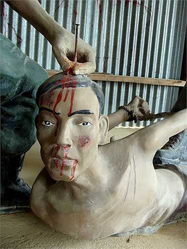 Khi khai quật mộ liệt sĩ Lâm Rô, đã thu được tới 7 chiếc đinh dài 8cm đóng trên hài cốt. 