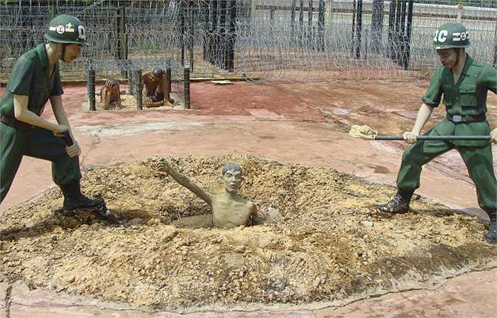 Chôn sống tù nhân ở nhà tù Phú Quốc là hành động diễn ra hàng ngày.