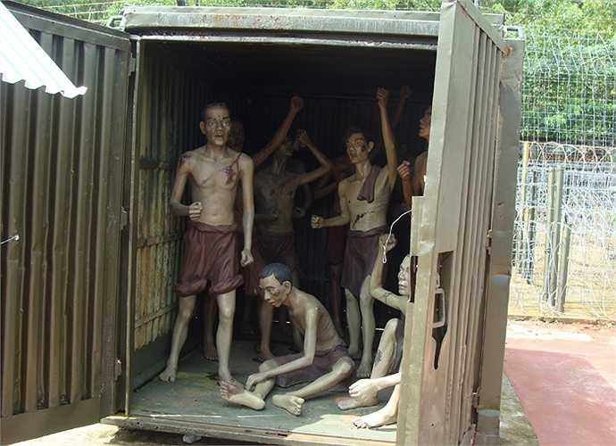 Tù nhân bị nhốt trong các container rồi phơi ở ngoài trời. Dù người có sức chịu đựng tốt chất cũng phải kiệt sức vì trò tra tấn này.