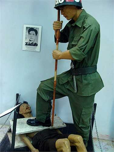 Đã có rất nhiều tù nhân vỡ ngực chết tức tưởi vì kiểu tra tấn kinh hoàng này. Chỉ có những kẻ bệnh hoạn mới nghĩ ra những cách tra tấn man rợ như thế. 