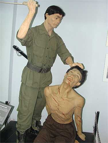 Chúng bắt tù binh cởi quần áo. Cai ngục dùng roi đuôi cá đuối quất mạnh vào thân thể người tù, khi những chiếc gai móc vào da thì chúng giật mạnh cho da thịt rách theo. Chúng còn dùng muối ớt xát vào vết thương để tù nhân thêm đau đớn.