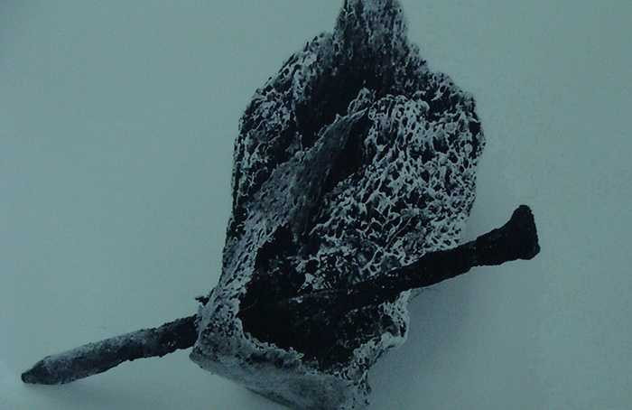 Cây đinh dài 8cm đóng xuyên vào xương gót chân tù binh - tìm được trong lần khai quật hài cốt tại trại gian Phú Quốc.