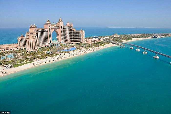 Khách sạn Atlantis (đảo nhân tạo Palm, Dubai) ấn tượng không chỉ kiến trúc bên ngoài mà còn có 2 dãy phòng nằm dưới nước nên du khách có thể ngắm cá tung tăng bơi lội