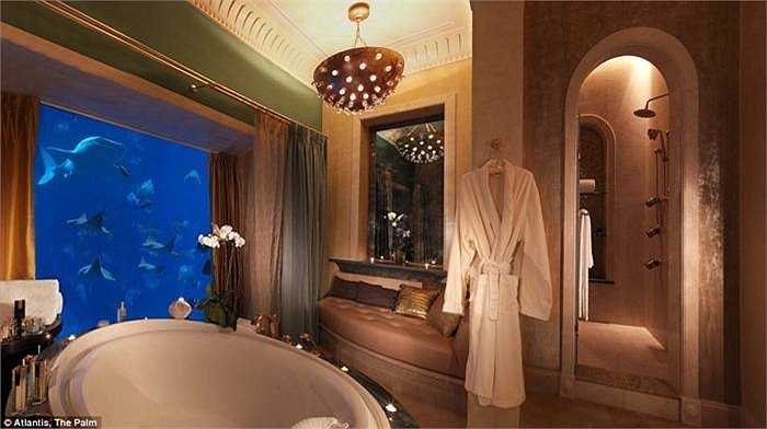 Khách còn đuợc dùng xà phòng phủ vàng 24 carat, dịch vụ xa xỉ, massage miễn phí, huấn luyện viên luyện tập