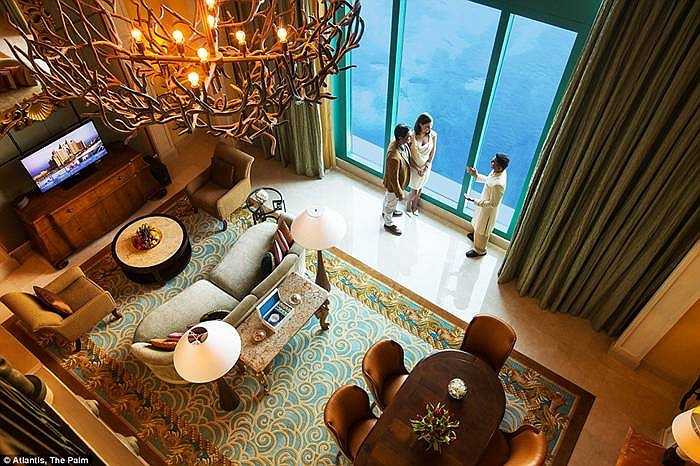 Tại phòng khách cũng có thể ngắm đuợc bể cá lớn với hàng ngàn động vật biển