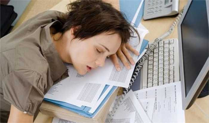 1. Một giấc ngủ dài vào ban ngày, đặc biệt là sau 16h hoặc một chút gà gật vào buổi tối khi xem tivi có thể làm hỏng giấc ngủ ngon vào ban đêm.