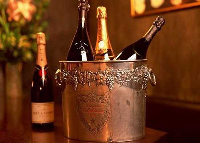 Thay đổi con người: Uống rượu càng nhiều, liều càng cao thì não càng bị hủy hoại nặng. Rượu hủy hoại tế bào não nên mới có hiện tượng say rượu (không còn ý thức được hành vi), dẫn đến suy thoái về suy nghĩ, thay đổi con người. 