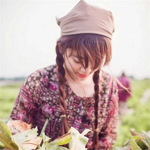 Các bác nông dân thực thụ không ngần ngại cho Thanh Phương cùng ê-kíp mượn không gian và dụng cụ làm vườn như cuốc, xe đẩy, rổ