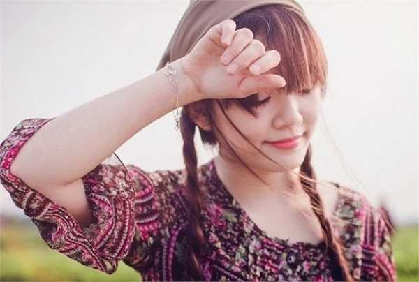 'Bộ ảnh này rất khác lạ so với những bộ ảnh trước kia mình từng tham gia. Chỉ đơn giản là làm việc, thoải mái, không cần gồng, không cần diễn, không cần để ý đến kịch bản hay diễn xuất. Vậy thôi là đã bắt được những cảm xúc thật và những khoảnh khắc tự nhiên rồi, Thanh Phương chia sẻ'. 