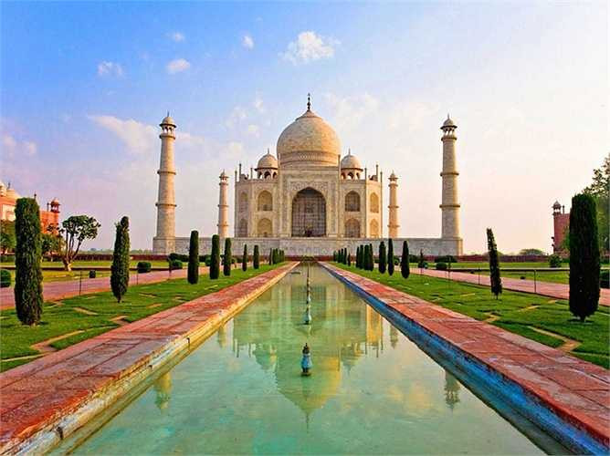 Taj Mahal là một trong những tòa nhà mang tính biểu tượng nhất trên thế giới, nhưng một số chuyên gia lo ngại rằng nó có thể sẽ sụp đổ vì sự ô nhiễm và xói mòn. 