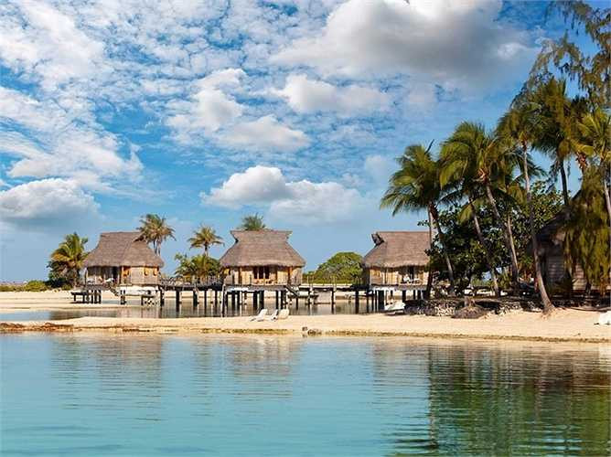 Maldives, một quốc đảo ở Ấn Độ Dương đang dần chìm trong nước vì biến đổi khí hậu. Các nhà khoa học dự đoán rằng trong vòng 100 năm, nó sẽ hoàn toàn chết chìm.