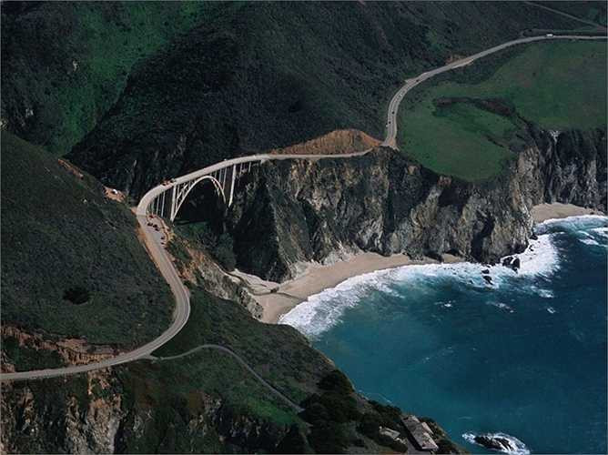 Big Sur ở California được biết đến là nơi xuất hiện rất nhiều cá voi, nhưng hạn hán và cháy rừng gần đây đang làm tổn hại đáng kể tới các khu vực ven biển và dẫn đến việc loài động vật có vú này xuất hiện ít dần theo mỗi năm.