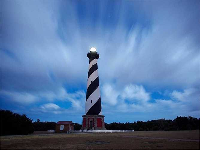 Đường bờ biển của quần đảo Bắc Carolina - Outer Banks đang bị xói mòn đất trầm trọng, đặc biệt là khu vực đặt ngọn hải đăng Cape Hatteras vốn là biểu tượng nổi tiếng của California, được xây dựng từ năm 1870.
