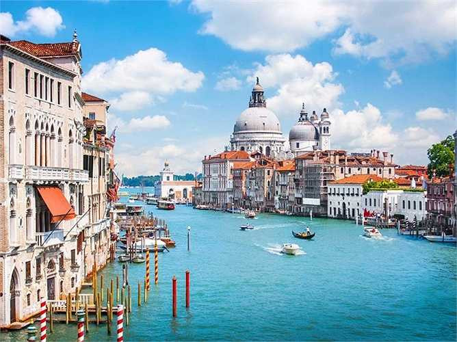 Venice đang bị chìm dần trong nước vào khoảng vài năm trở lại đây và chưa có dấu hiệu dừng lại. Nghiêm trọng hơn lũ lụt cũng xảy ra ngày một nhiều và góp phần vào sự biến mất trong tương lai của thành phố.